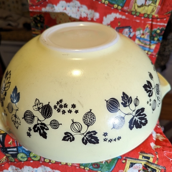 Last one! Vintage Gooseberry Pyrex Bowls 10" - Cream - Picture 3 of 6